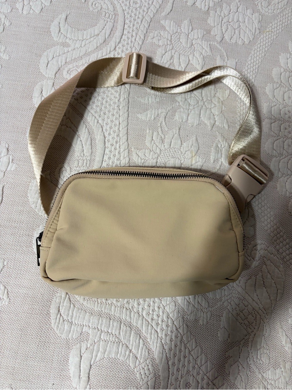 Neutral fanny pack travel Like New see description monochrome contemporary
